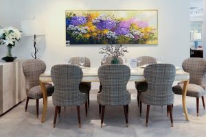 Tranh phong thủy phòng ăn với sắc hoa rực rỡ treo phía trên bàn ăn