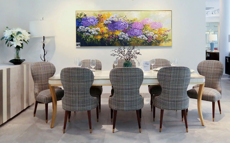 Tranh phong thủy phòng ăn với sắc hoa rực rỡ treo phía trên bàn ăn Tranh phong thủy phòng ăn với sắc hoa rực rỡ treo phía trên bàn ăn