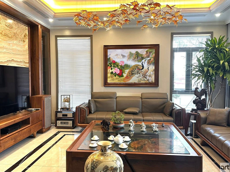 Cách treo tranh phong thủy phòng khách cân đối phía trên sofa Cách treo tranh phong thủy phòng khách cân đối phía trên sofa