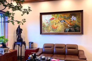 Cách treo tranh theo phong thủy phòng khách với tranh cá chép hoa sen đặt cân đối phía trên sofa