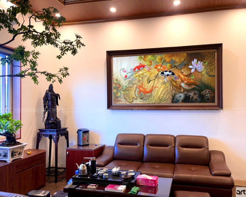 Cách treo tranh theo phong thủy phòng khách với tranh cá chép hoa sen đặt cân đối phía trên sofa Cách treo tranh theo phong thủy phòng khách với tranh cá chép hoa sen đặt cân đối phía trên sofa