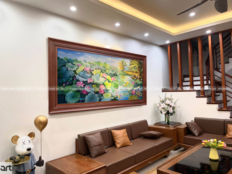 Tranh hoa sen phong thủy đẹp mang lại cảm giác bình an cho không gian phòng khách