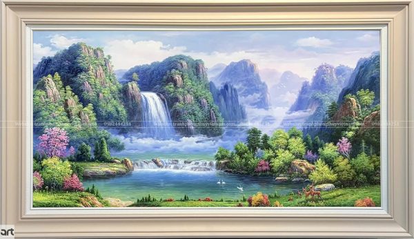 Tranh sơn thủy đẹp với núi non trùng điệp, thác nước, hồ xanh, cây cối và phong cảnh thiên nhiên hữu tình
