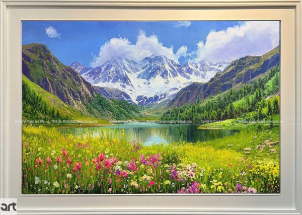 Tranh phong cảnh thiên nhiên với núi tuyết, hồ xanh, rừng cây và đồng hoa đẹp thơ mộng