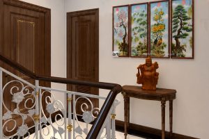 Tranh tứ quý Tùng Cúc Trúc Mai treo ở chiếu nghỉ cầu thang