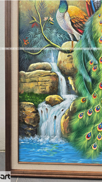 Tranh phong thủy đôi chim công bên suối được lắp khung gỗ sang trọng Tranh phong thủy đôi chim công bên suối được lắp khung gỗ sang trọng