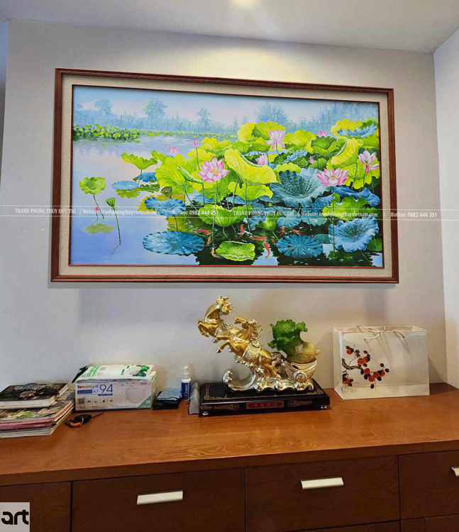 Treo tranh phong cảnh hoa sen phòng làm việc