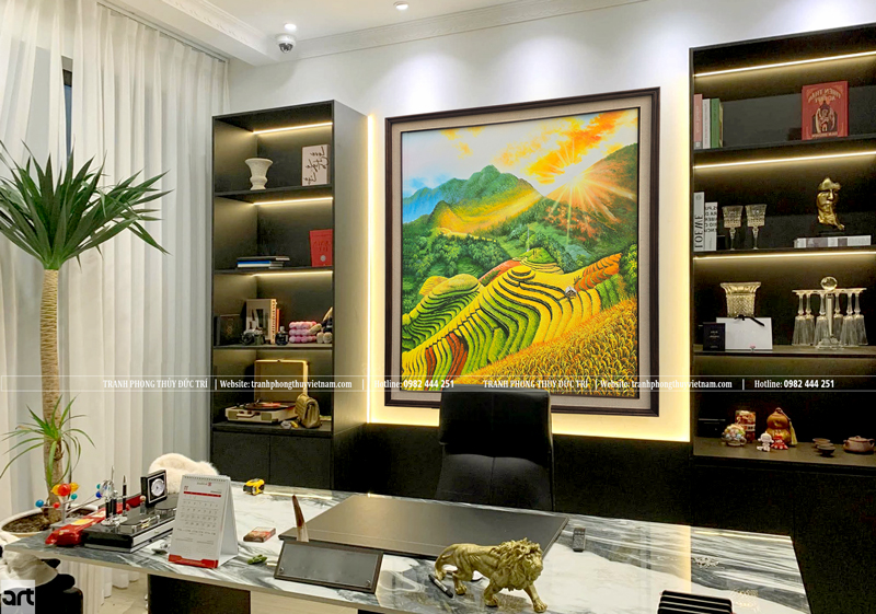 Treo tranh phong thủy phía sau lưng bàn làm việc