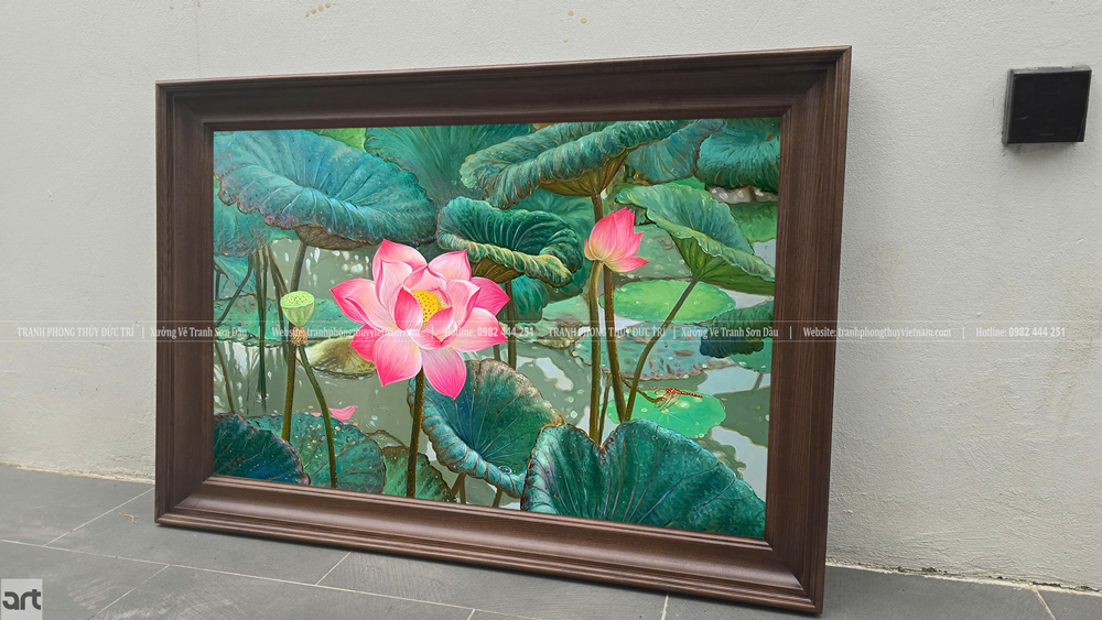 Tranh sơn dầu phong thủy hoa sen hồng khung gỗ sang trọng Tranh sơn dầu phong thủy hoa sen hồng khung gỗ sang trọng