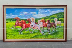 Tranh mã đáo thành công vẽ 8 ngựa phi nước đại trên đồng cỏ xanh