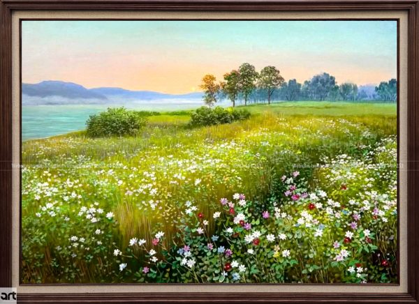 Tranh phong cảnh đồng hoa ven hồ với sắc xanh thiên nhiên, hàng cây và ánh nắng sớm dịu nhẹ