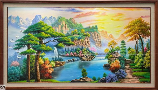 Tranh sơn thủy vẽ tay với núi non, thác nước, hồ xanh, cây tùng và đàn hạc giữa thiên nhiên