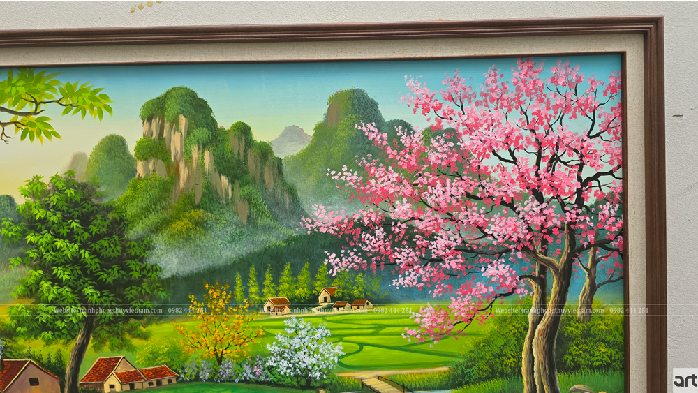 Chi tiết cây hoa sắc hồng, ruộng xanh và núi đá phủ sương trong tranh phong cảnh làng quê Chi tiết cây hoa sắc hồng, ruộng xanh và núi đá phủ sương trong tranh phong cảnh làng quê