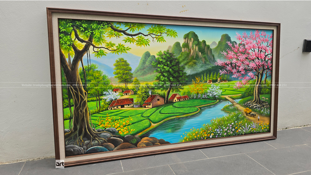 Toàn cảnh tranh phong cảnh làng quê ven sông chụp nghiêng với ruộng xanh, mái ngói đỏ và núi đá phủ sương Toàn cảnh tranh phong cảnh làng quê ven sông chụp nghiêng với ruộng xanh, mái ngói đỏ và núi đá phủ sương