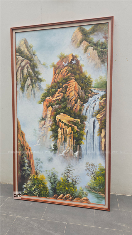 Tranh sơn dầu phong cảnh núi non thác nước chụp góc nghiêng, thể hiện bố cục khổ đứng và khung gỗ hoàn thiện. Tranh sơn dầu phong cảnh núi non thác nước chụp góc nghiêng, thể hiện bố cục khổ đứng và khung gỗ hoàn thiện.
