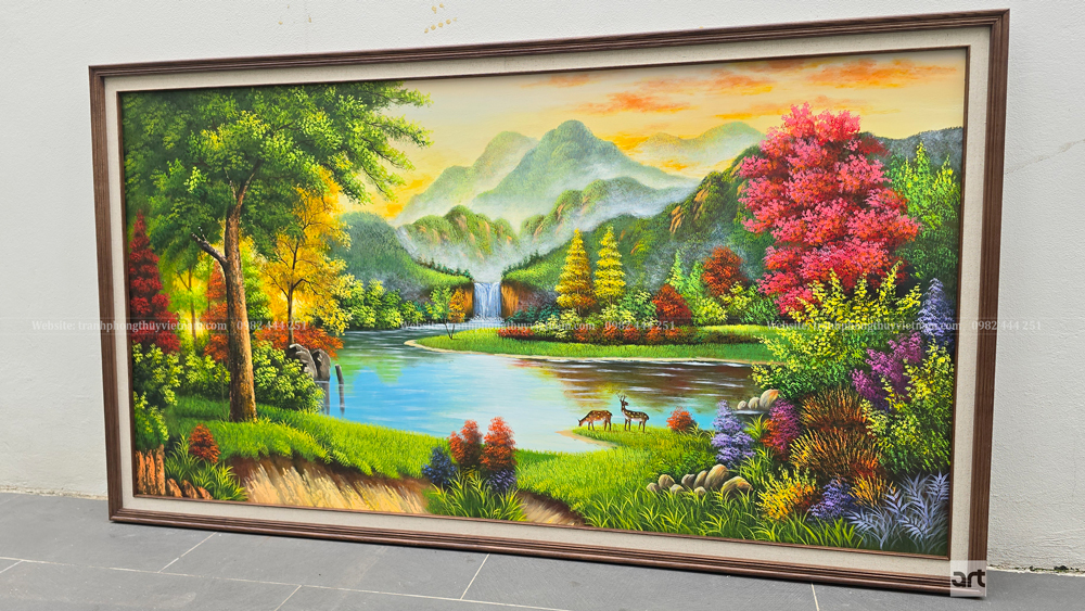 Tranh sơn thủy núi non thác nước chụp nghiêng trái, với tán cây đỏ hồng bên hồ, đôi hươu trên bãi cỏ và núi phủ sương. Tranh sơn thủy núi non thác nước chụp nghiêng trái, với tán cây đỏ hồng bên hồ, đôi hươu trên bãi cỏ và núi phủ sương.